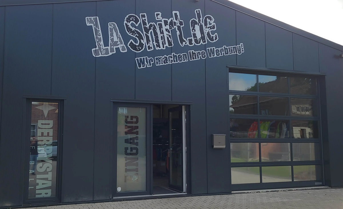 Ladenfront von Teamdealer und 1aShirt in der Auricher Straße 128, Emden