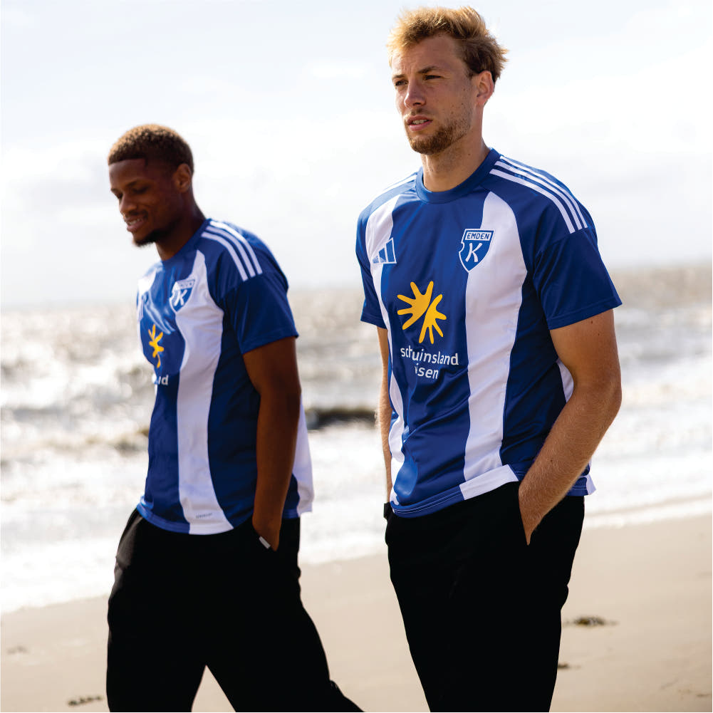 Spieler des BSV Kickers Emden im Heimtrikot 2026/27 am Strand