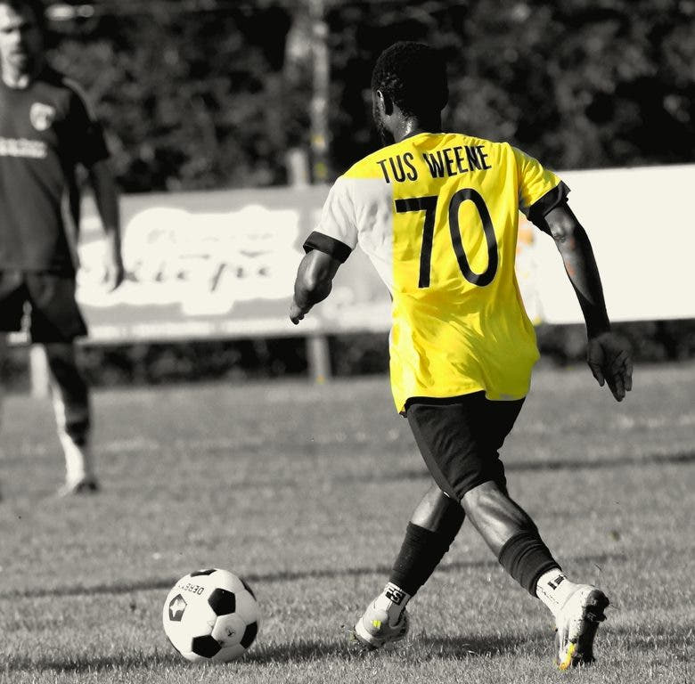 TuS-Weene-Spieler mit der Nummer 70 am Ball